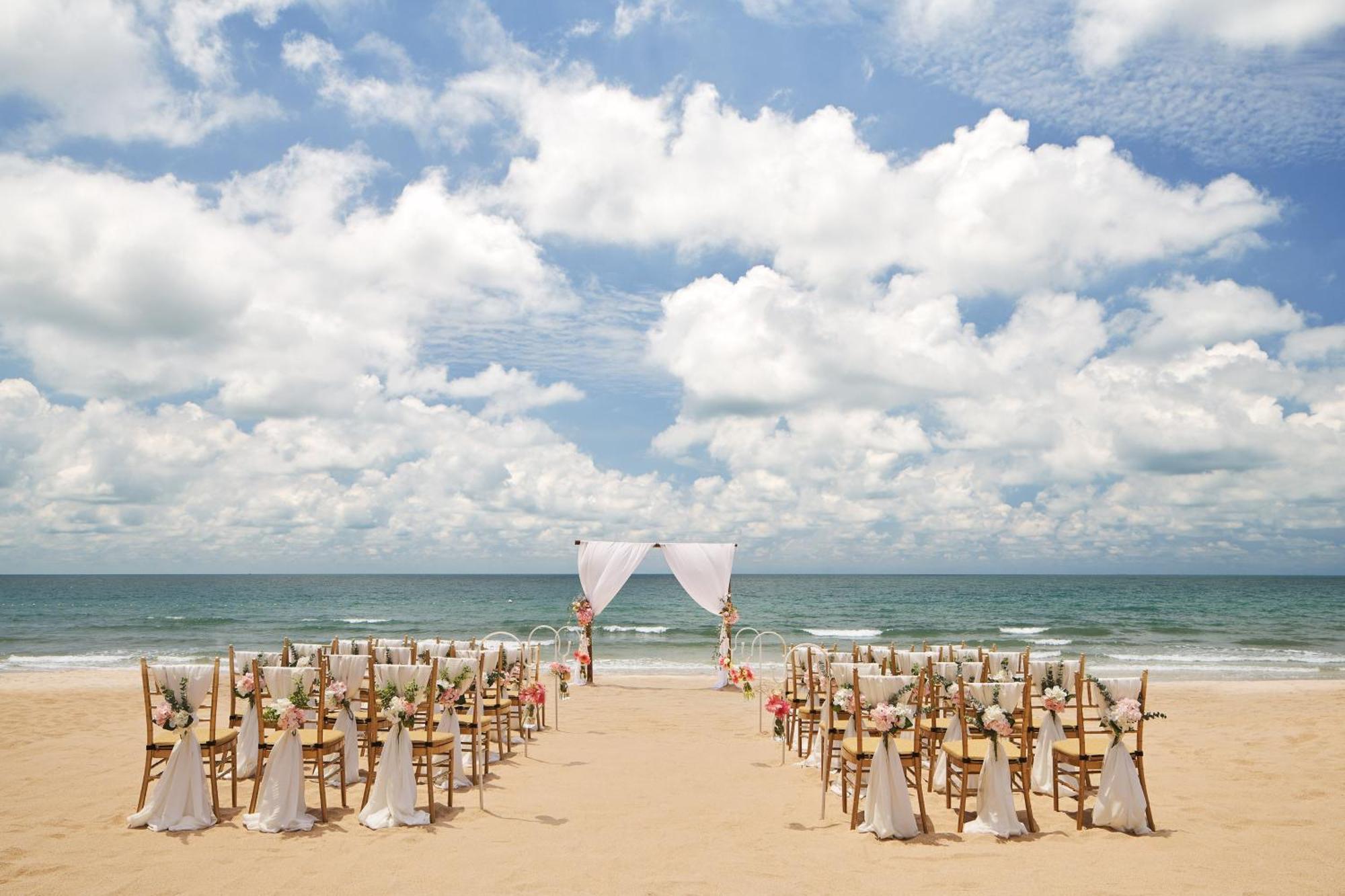 The Westin Desaru Coast Resort Экстерьер фото Beach wedding