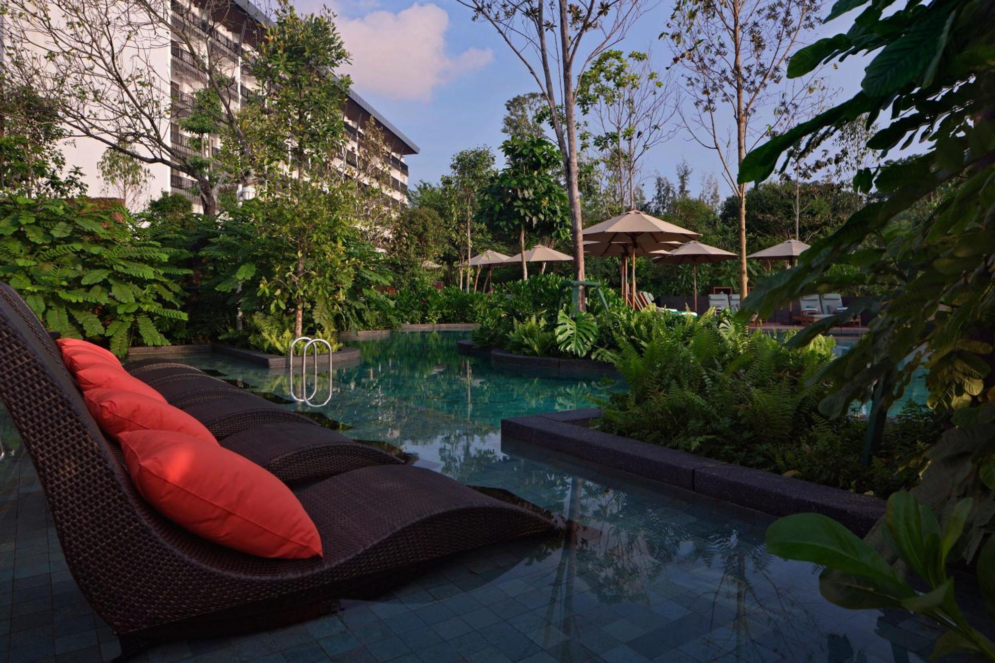 The Westin Desaru Coast Resort Экстерьер фото The swimming pool at the resort