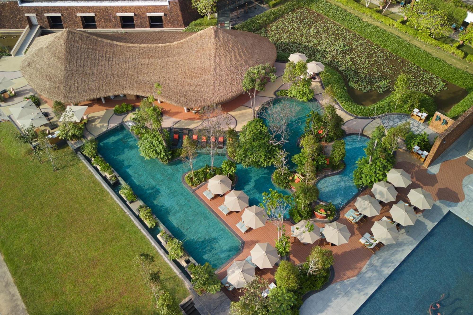 The Westin Desaru Coast Resort Экстерьер фото The swimming pool at the hotel